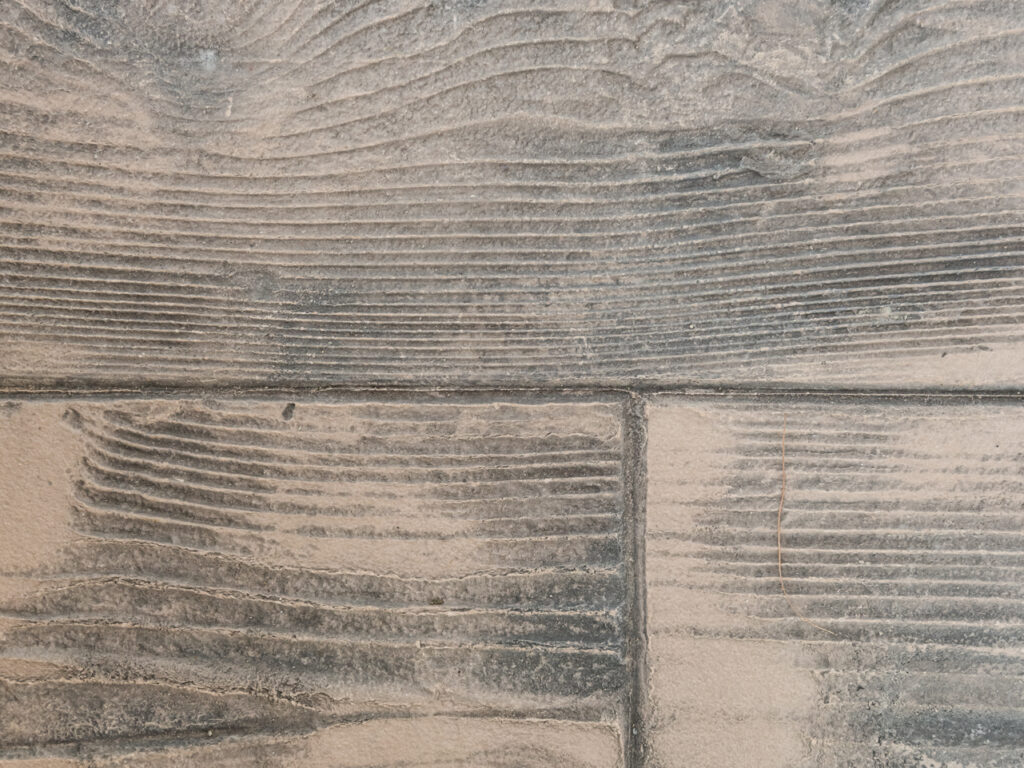 Béton empreinte lame bois - BETONIC