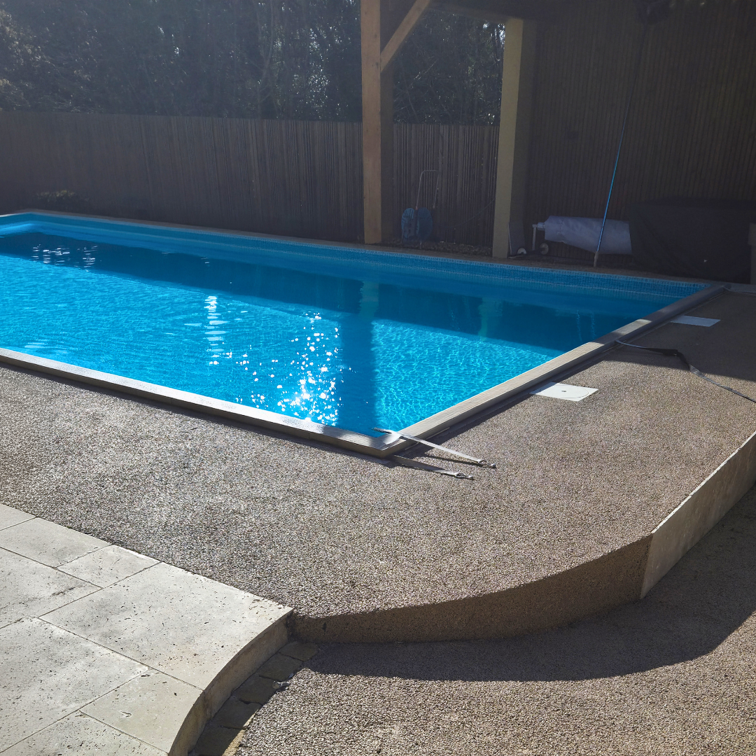 Béton poreux piscine : finis les flaques et les glissades